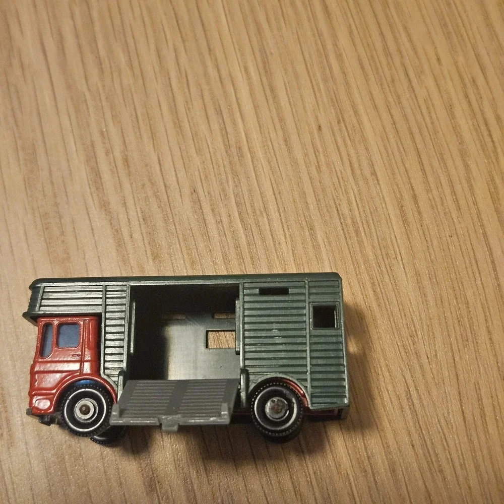 LESNEY MATCHBOX NO 17 Horse Box Truck no horses Green Red Vintage